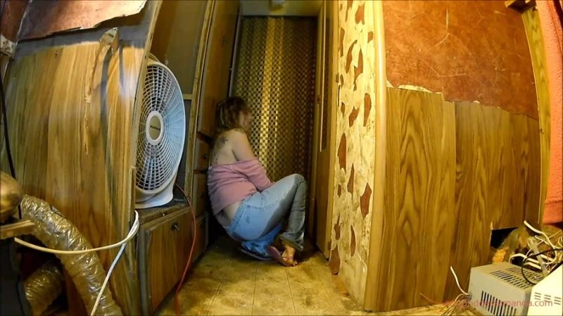 DESPERATE Locked Out Jean Poop (Scatshop) Amateurs [FullHD/2021]