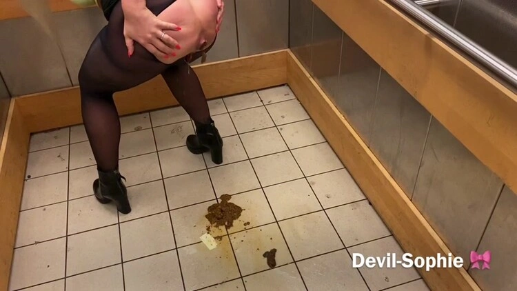 In the elevator - So blatant I've never shit O Devil Sophie [FullHD/2022]