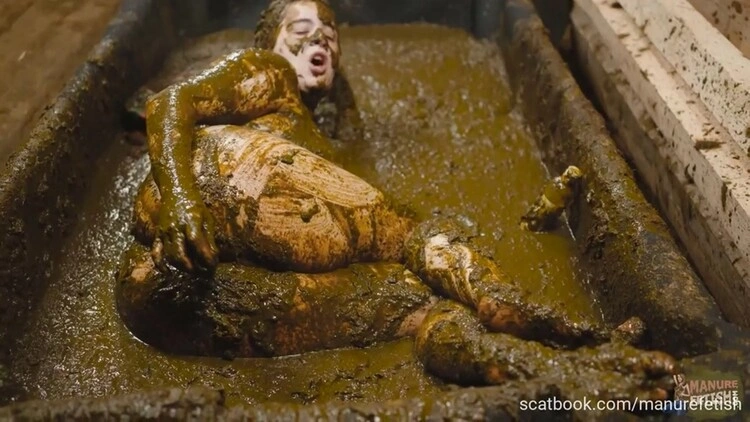 frankys time in the manure basin - lyndra lynn cleaning ends in a mess [FullHD/2022]
