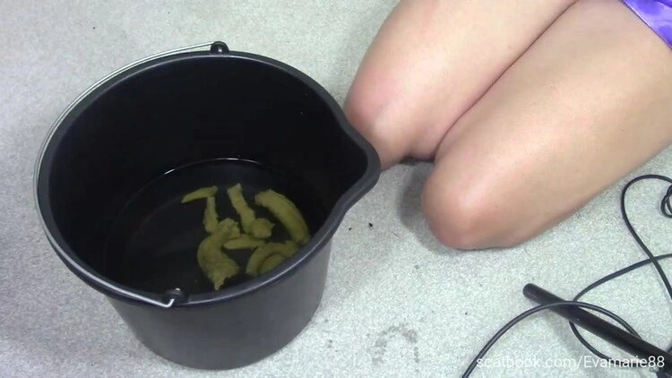 Poo in my bucket evamarie88 [FullHD/2022]