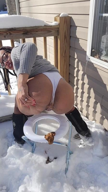 Uni"Ella outside poop smear UniQueen21 [UltraHD/2K/2023]