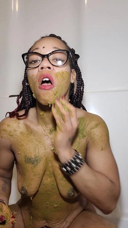 smears a lot of shit on his naked body. P1 Ella, Diaper [UltraHD/2K/2024]
