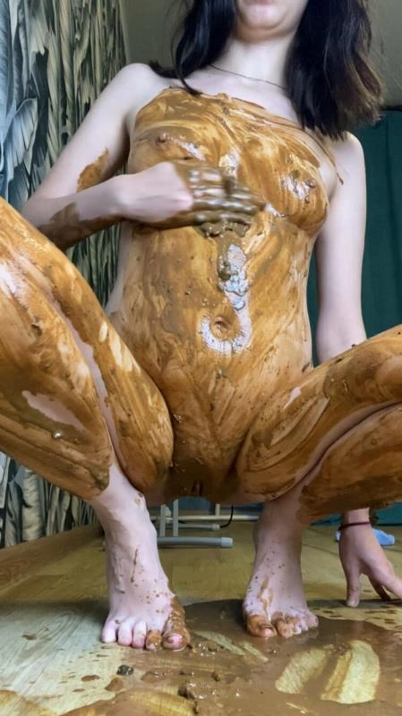 Pour diarrhea from the bag onto the body and face Smearing with poogirl P1 [UltraHD/2K/2024]