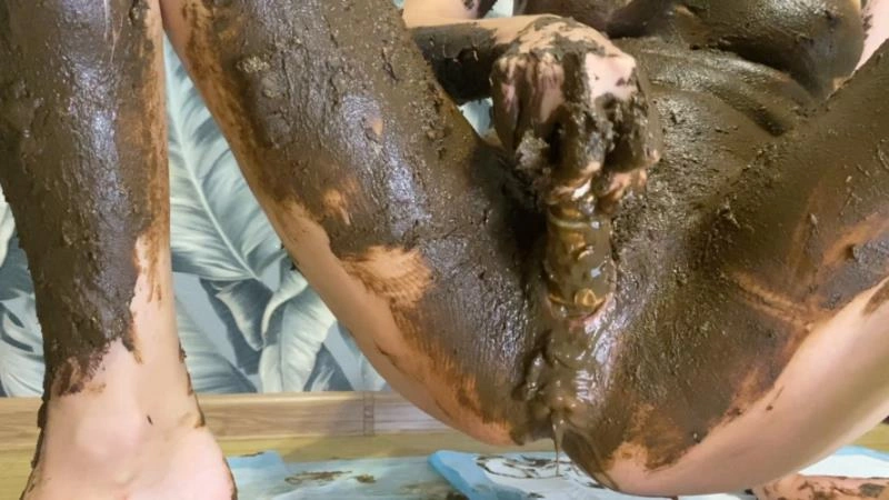 Scat smearing in lingerie, hairy pussy in shit p00girl [FullHD/2024]