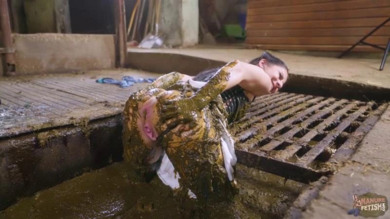 submerges herself in cowshit and gets it into her mouth Kaitlyn [FullHD/2024]