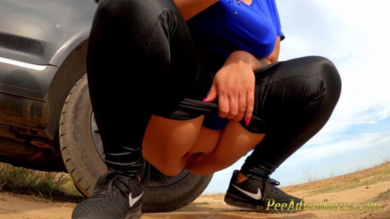 Fat brunette has bladder so full she had to pee tw [FullHD/2025]