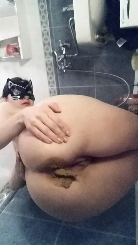 Sitting and total smearing in bathroom nastygirl [SD/2025]