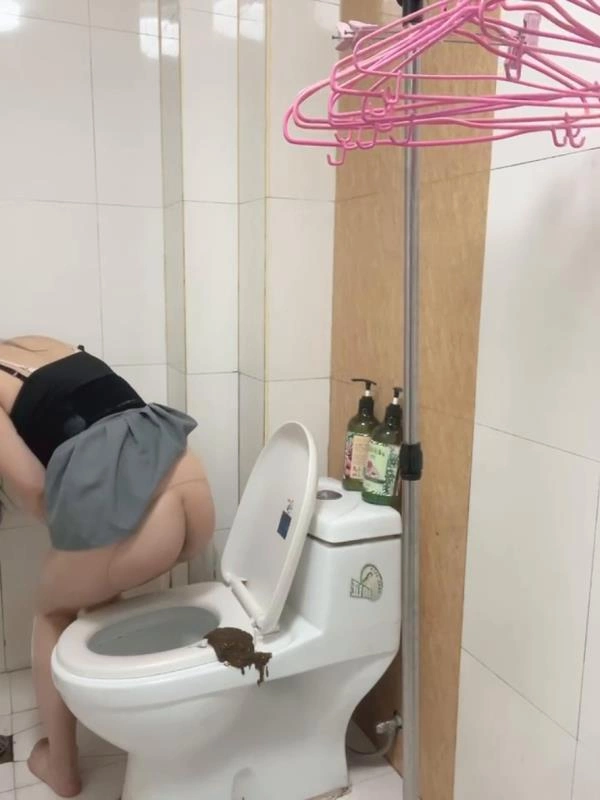 Longbao Chinese Woman in Toilet Talking. P1 [SD/2025]