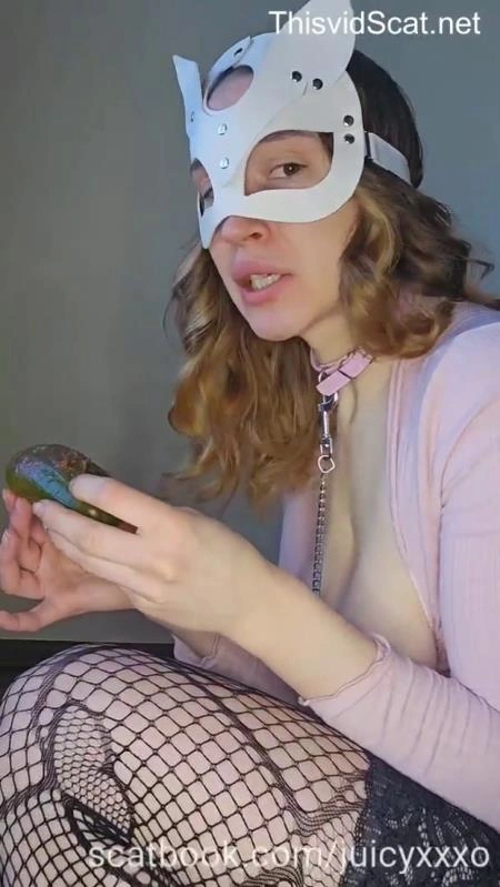 Juicy Shoves a Big Pickle Deep in Her Ass Then Pulls It Out and Eats It Covered in Shit. P1 [SD/2026]