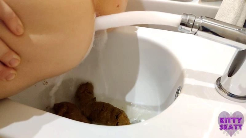 Huge dump in fancy hotel bidet Kitty Skatt [FullHD/2026]