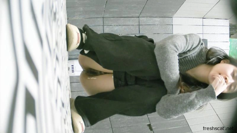 Black Pants Down, Chinese Girl Pees P1 [2K/2026]